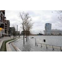 8567_0925 Hochwasser in der Hamburger Hafencity im Grasbrookhafen. | Hochwasser in Hamburg - Sturmflut.